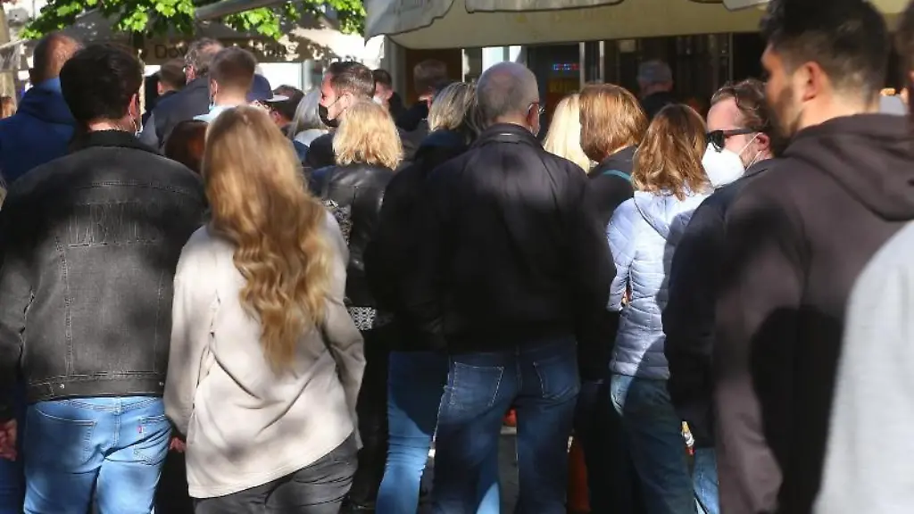 Vor-einer-Kneipe-auf-der-Bolker-Strasse-muessen-die-Gaeste-warten-um-sich-anzumelden