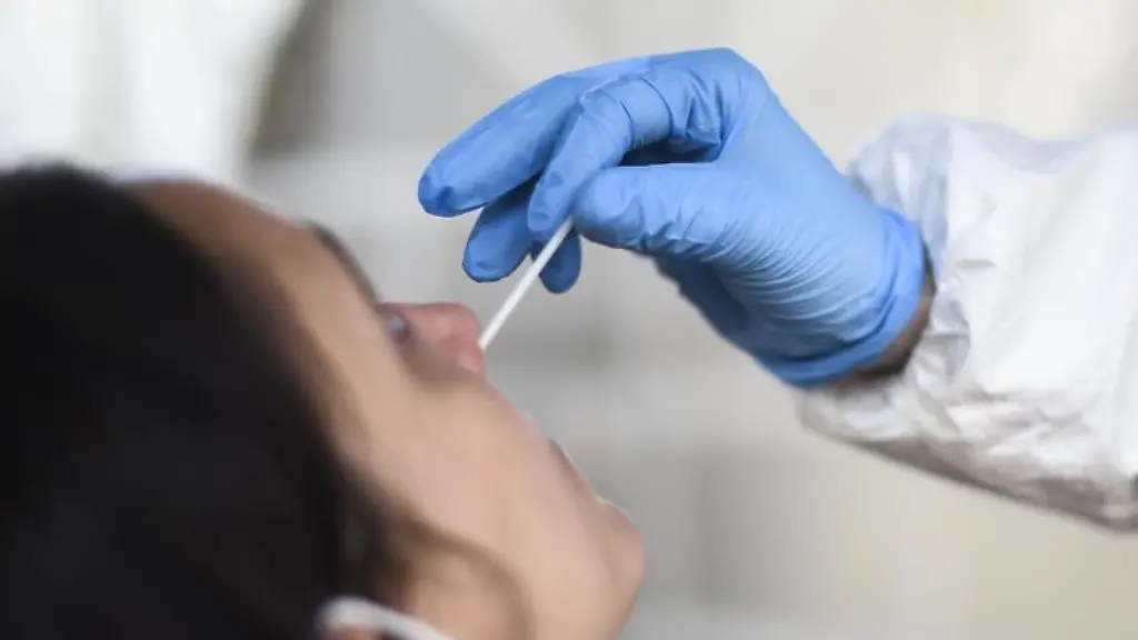 Eine-Frau-wird-auf-das-Coronavirus-getestet