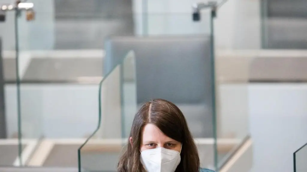 Julia-Willie-Hamburg-Fraktionsvorsitzende-Buendnis-90-Die-Gruenen-sitzt