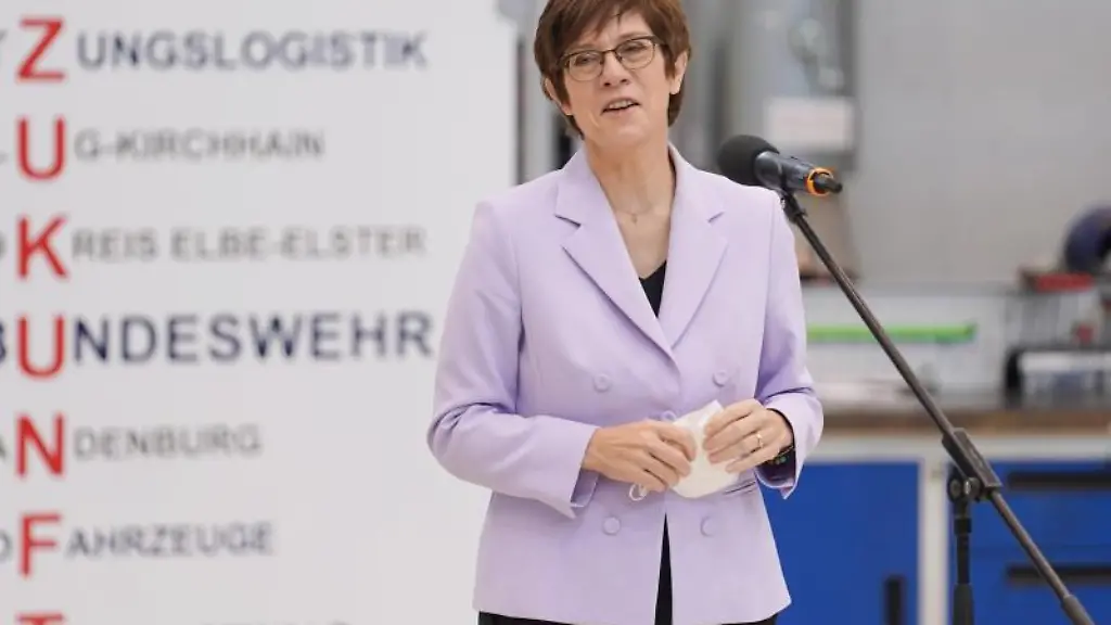 Verteidigungsministerin-Annegret-Kramp-Karrenbauer-besucht-das-Werk-der-Heeresinstandsetzungslogistik