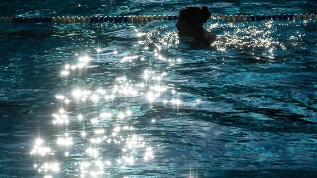 Schwimmer-ziehen-in-einem-Freibad-ihre-Bahnen