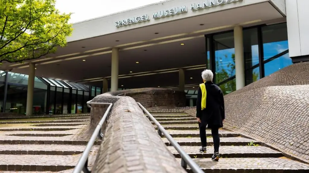 Eine-Besucherin-geht-auf-den-Eingangsbereich-vom-Sprengel-Museum-zu