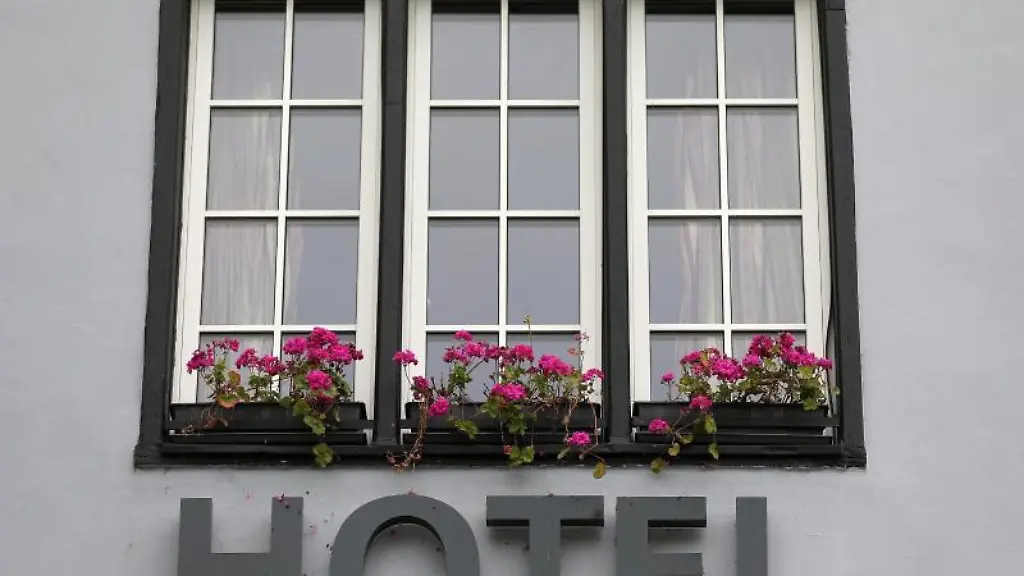 Der-Schriftzug-Hotel-steht-unter-einem-Fenster-an-einem-Hotel