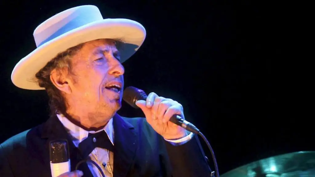 Bob-Dylan-US-amerikanischer-Singer-Songwriter-waehrend-eines-Konzerts