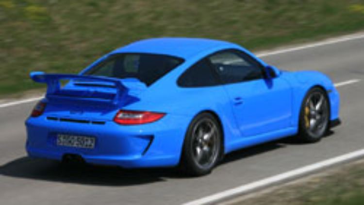 Nicht nur der gewaltige Heckspoiler macht den Wagen zum Hingucker.