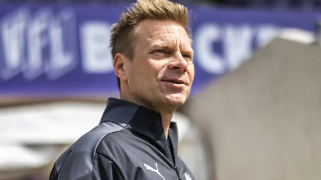 Osnabruecks-Trainer-Markus-Feldhoff-betritt-das-Stadion