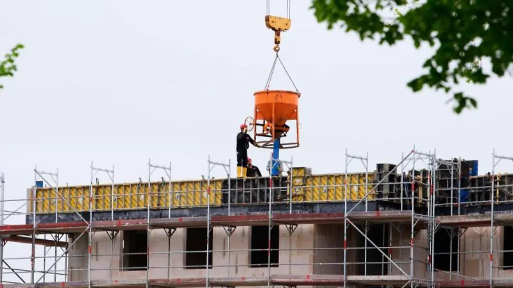 Bauarbeiter-arbeiten-an-einem-Wohnungsbau