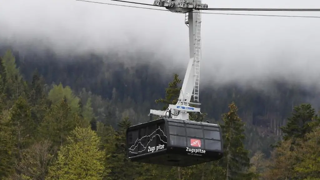 Die-Gondel-der-Zugspitzseilbahn-laeuft-im-Probebetrieb