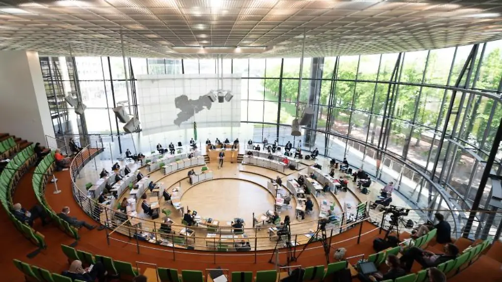 Die-Abgeordneten-sitzen-bei-der-Landtagssitzung-im-Plenum-auf-ihren-Plaetzen