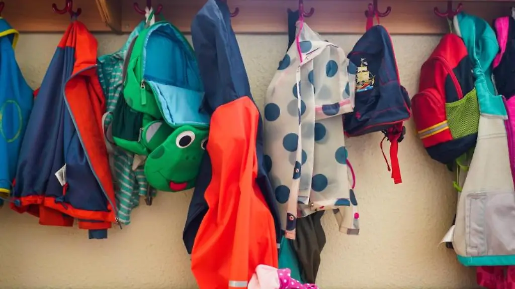 Jacken-und-Rucksaecke-haengen-an-der-Garderobe-einer-Kita