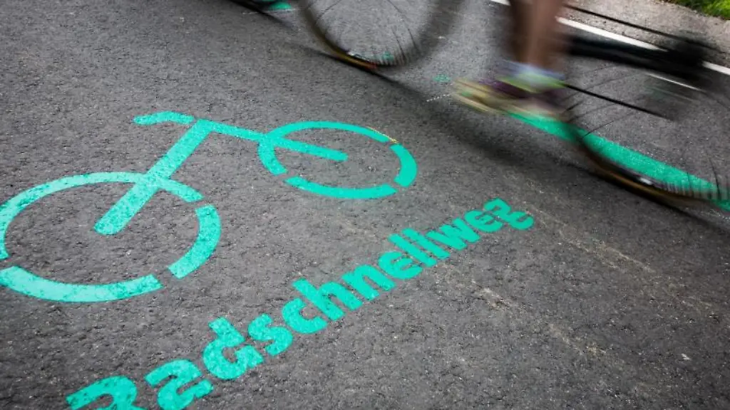 Radfahrer-fahren-nach-der-Eroeffnung-des-Radschnellwegs