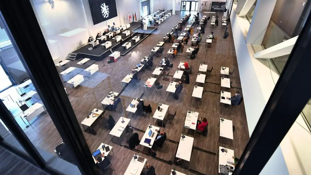 Abgeordnete-sitzen-im-Thueringer-Landtag