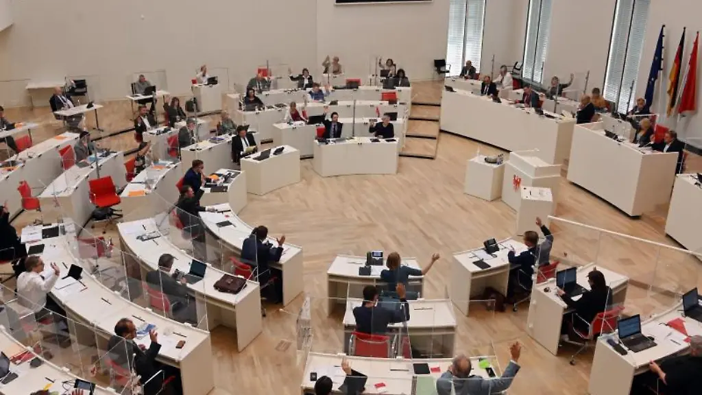 Blick-in-den-Plenarsaal-des-Landtags-von-Brandenburg