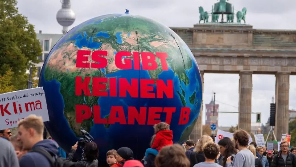 Demonstranten-von-Fridays-For-Future-stehen-vor-dem-Brandenburger-Tor