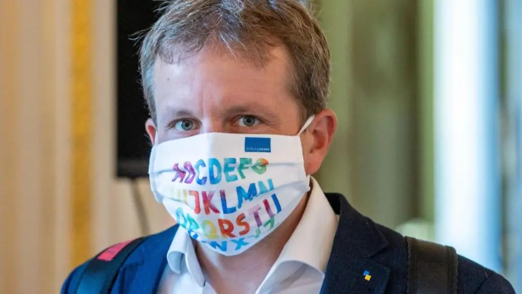 Rico-Badenschier-SPD-Oberbuergermeister-von-Schwerin-schaut-in-die-Kamera