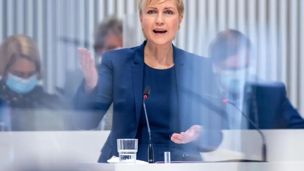 Mecklenburg-Vorpommerns-Ministerpraesidentin-Manuela-Schwesig-SPD-gibt-im-Landtag-eine-Regierungserklaerung-ab