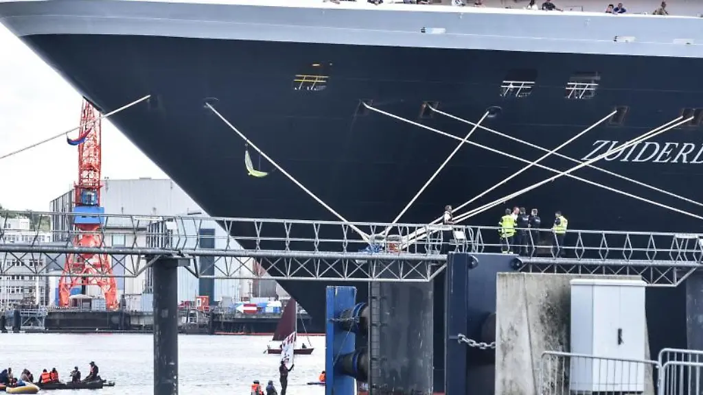 Aktivisten-blockieren-das-Kreuzfahrtschiff-Zuiderdam-im-Kieler-Hafen-und-hindern-es-am-Auslaufen