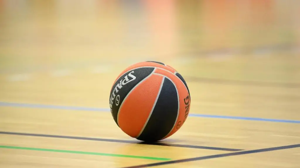 Ein-Ball-liegt-vor-Spielbeginn-auf-dem-Feld