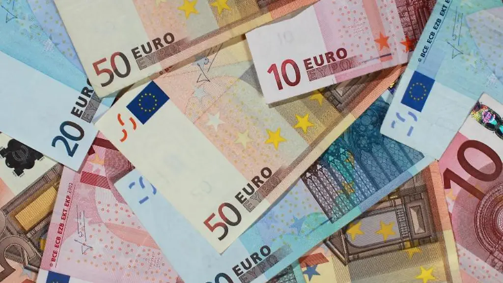 Euro-Banknoten-liegen-uebereinander-gestapelt