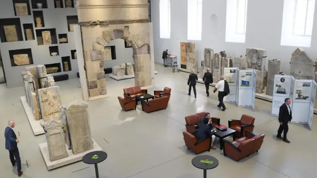 Mitarbeiter-und-Abgeordnete-des-Landtags-Rheinland-Pfalz-gehen-durch-die-Steinhalle-des-Landesmuseums