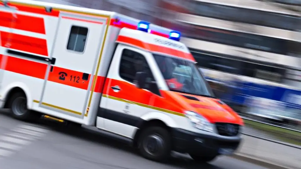 Ein-Rettungswagen-faehrt-mit-Blaulicht