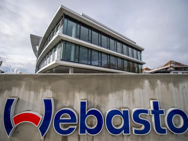 Ein-Schild-mit-der-Aufschrift-Webasto-steht-vor-der-Firmenzentrale