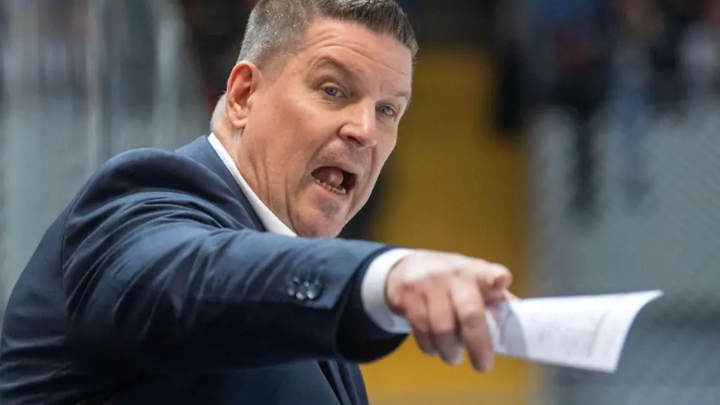 Trainer-Tom-Pokel-von-den-Straubing-Tigers-gestikuliert