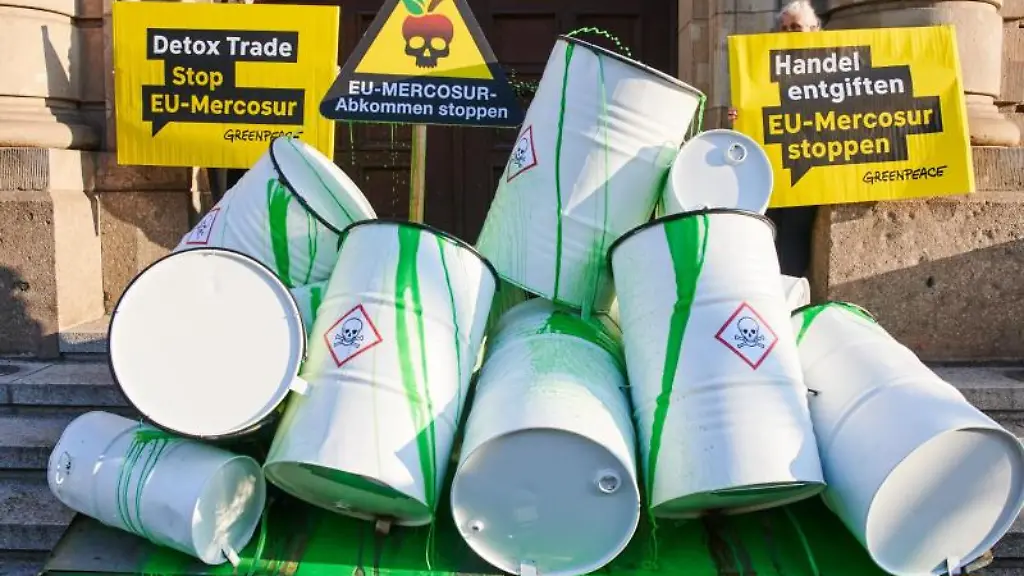 Greenpeace-Aktion-fuer-den-Stopp-des-EU-Mercosur-Handelsabkommens-vor-dem-Wirtschaftsministerium