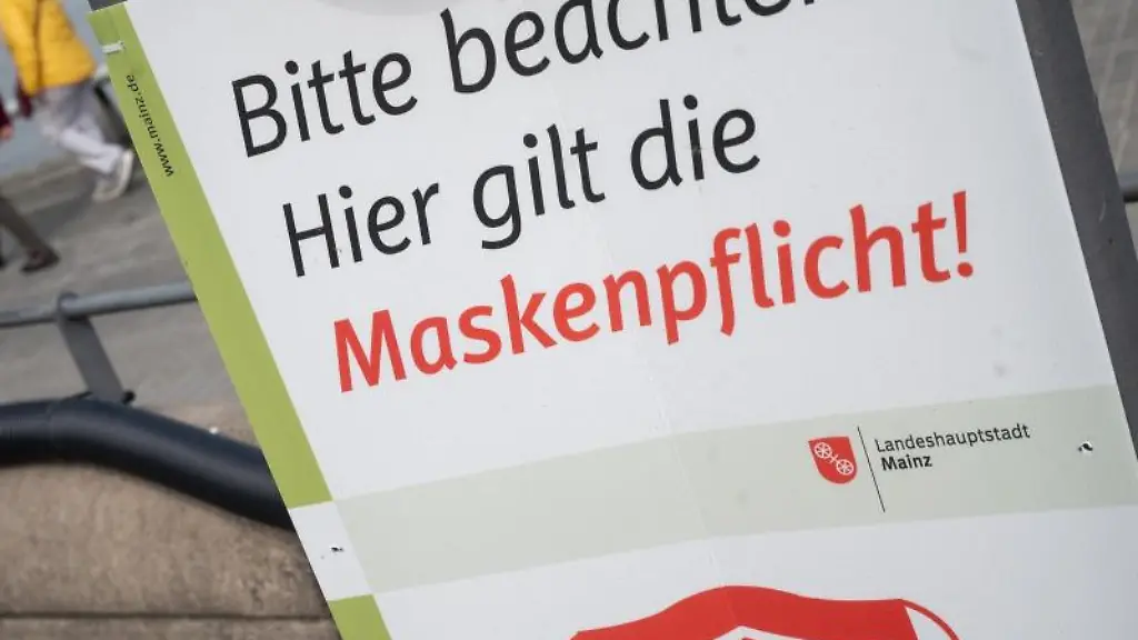 Bitte-beachten-Hier-gilt-die-Maskenpflicht-steht-auf-einem-Schild-an-der-Rheinpromenade