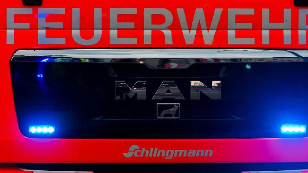 Ein-Blick-auf-einen-Einsatzwagen-der-Feuerwehr