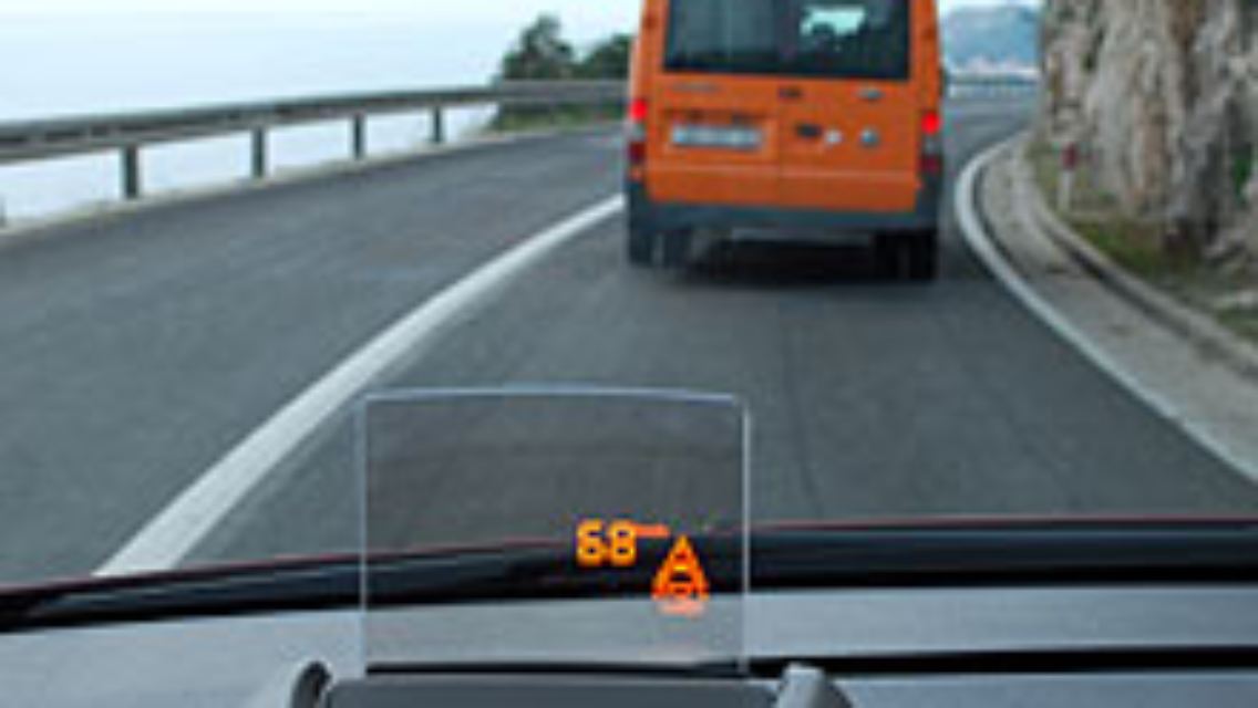 Das Headup-Display zeigt Geschwindigkeit und Abstand zum Vordermann in Sekunden.