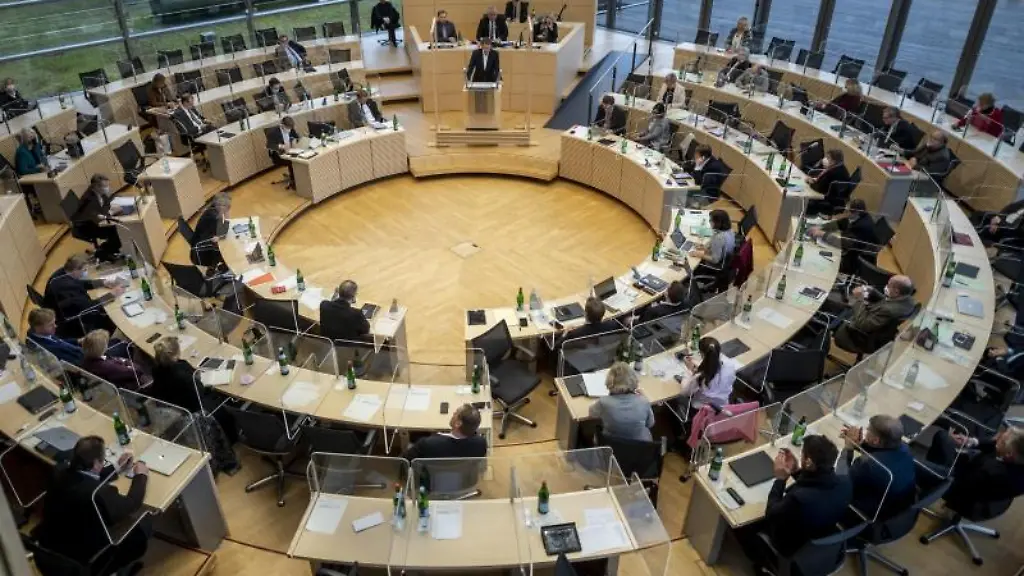 Die-Abgeordneten-des-schleswig-holsteinischen-Landtags-debattieren-im-Plenarsaal