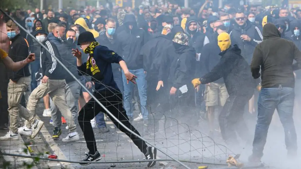 Dynamofans-randalieren-vor-dem-Stadion