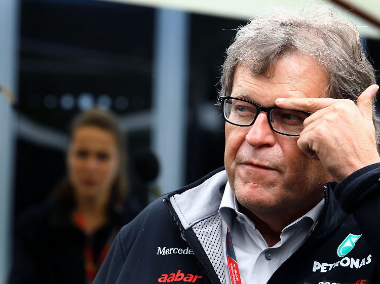Mercedes-Motorsportchef Norbert Haug steht vor einem Rätsel, glaubt aber an dessen Lösung.