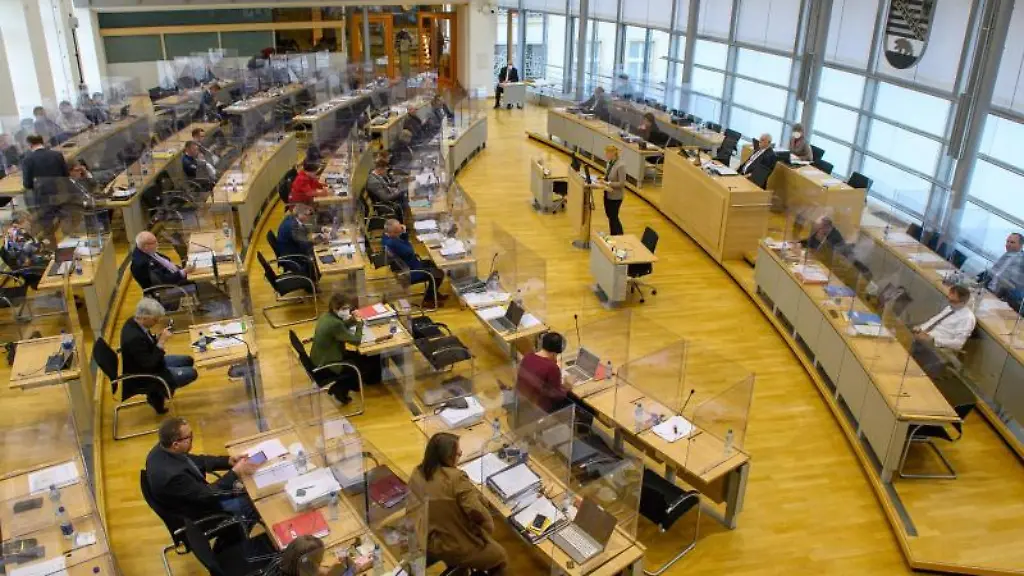 Abgeordnete-debattieren-im-Landtag-von-Sachsen-Anhalt