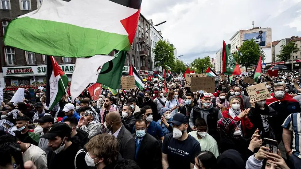Teilnehmer-der-Demonstration-verschiedener-palaestinensischer-Gruppen-gehen-durch-Neukoelln