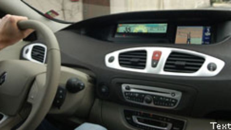 Ein individuell einstellbares TFT-Display versorgt den Fahrer mit allen wichtigen Informationen.
