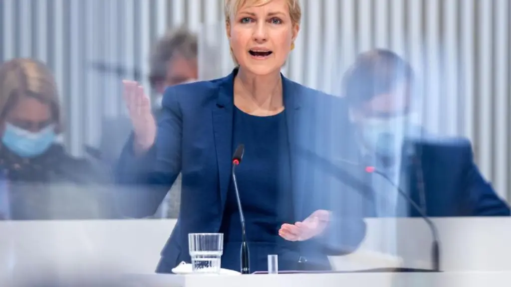 Manuela-Schwesig-SPD-die-Ministerpraesidentin-von-Mecklenburg-Vorpommern