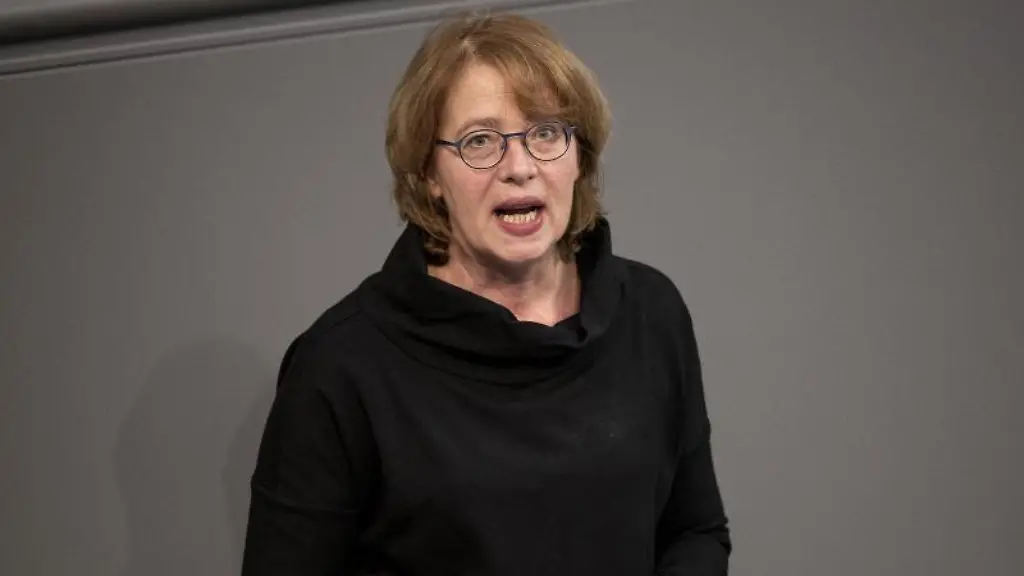 Tabea-Roessner-Buendnis-90-Die-Gruene-Mitglied-des-Deutschen-Bundestags-spricht