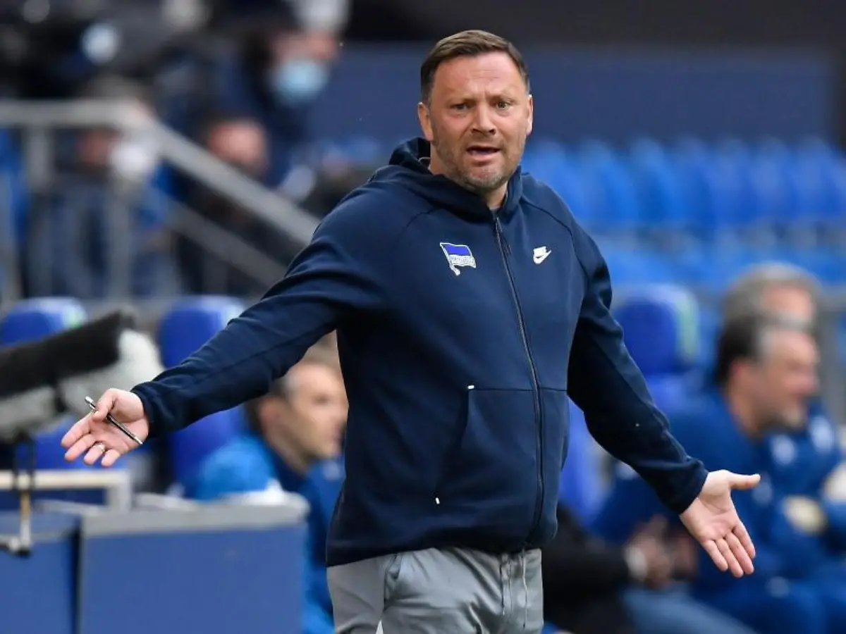 Herthas-Trainer-Pal-Dardai-gibt-Anweisungen-an-der-Seitenlinie