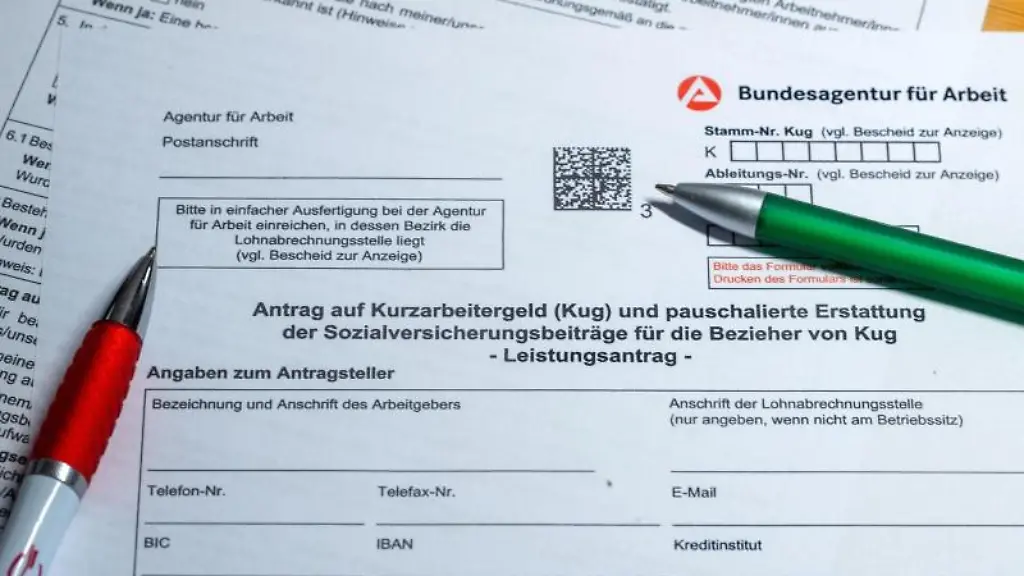 Zwei-Kugelschreiber-liegen-auf-einem-Antragsformular-fuer-Kurzarbeitergeld