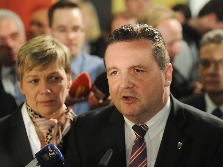 In Begleitung seiner Frau Susanne Verweyen-Mappus räumte der Ministerpräsident seine Niederlage ein.