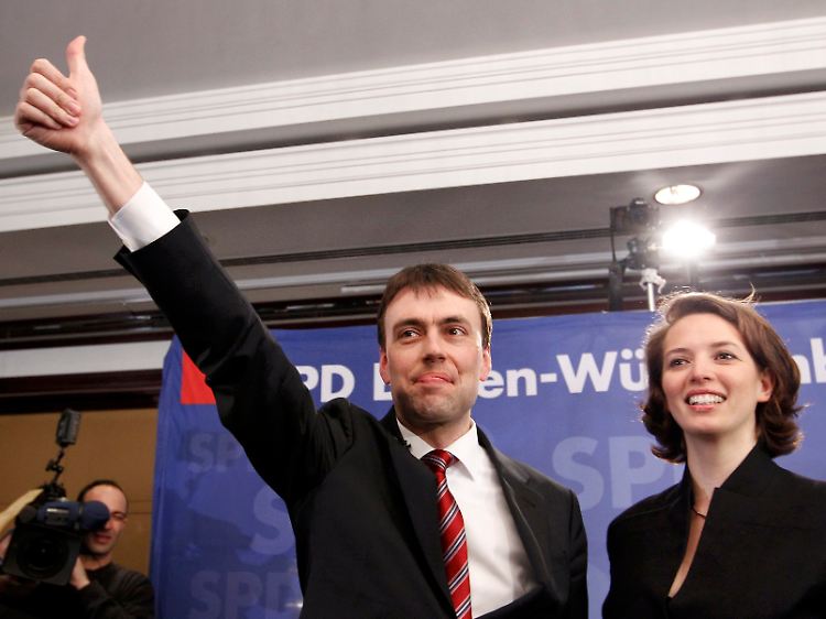 SPD-Spitzenkandidat (hier mit seiner Frau Tuelay) Schmid fühlt sich trotz der Verluste seiner Partei als Wahlsieger.