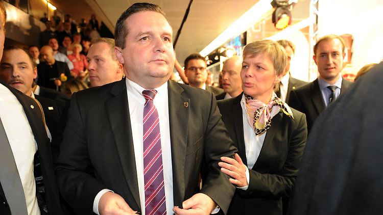 Vor dem Abgang: Mappus mit seiner Frau Susanne Verweyen-Mappus.