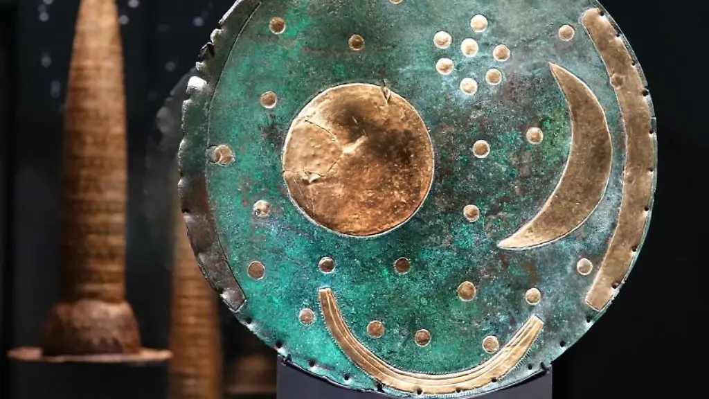 Die-Himmelsscheibe-von-Nebra-steht-in-einer-Glasvitrine-in-einer-Ausstellung