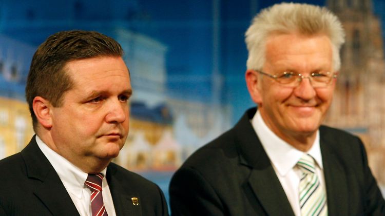 Gewinner und Verlierer: Während sich Winfried Kretschmann (rechts) über sein historisch einmaliges Ergebnis freuen kann, muss Ministerpräsident Mappus die Niederlage verkraften.