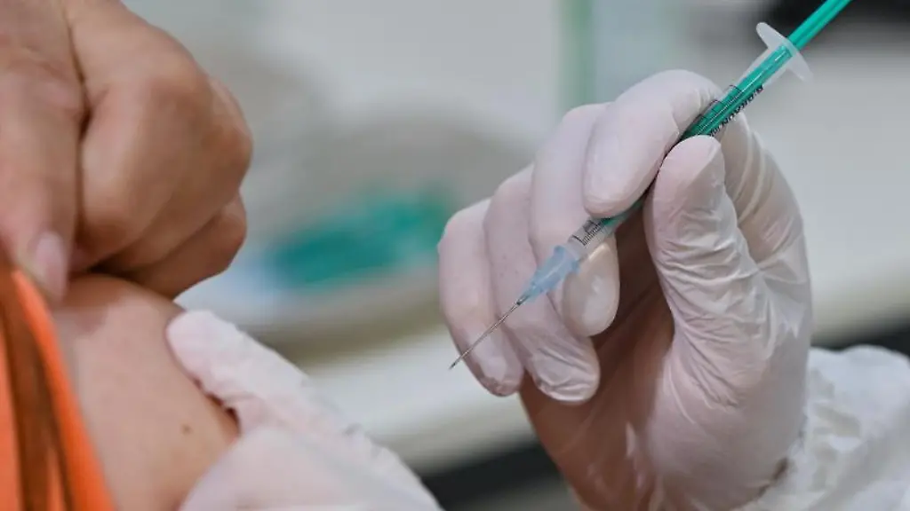 Schutzimpfung-gegen-Covid-19-mit-dem-Wirkstoff-von-Biontech-Pfizer