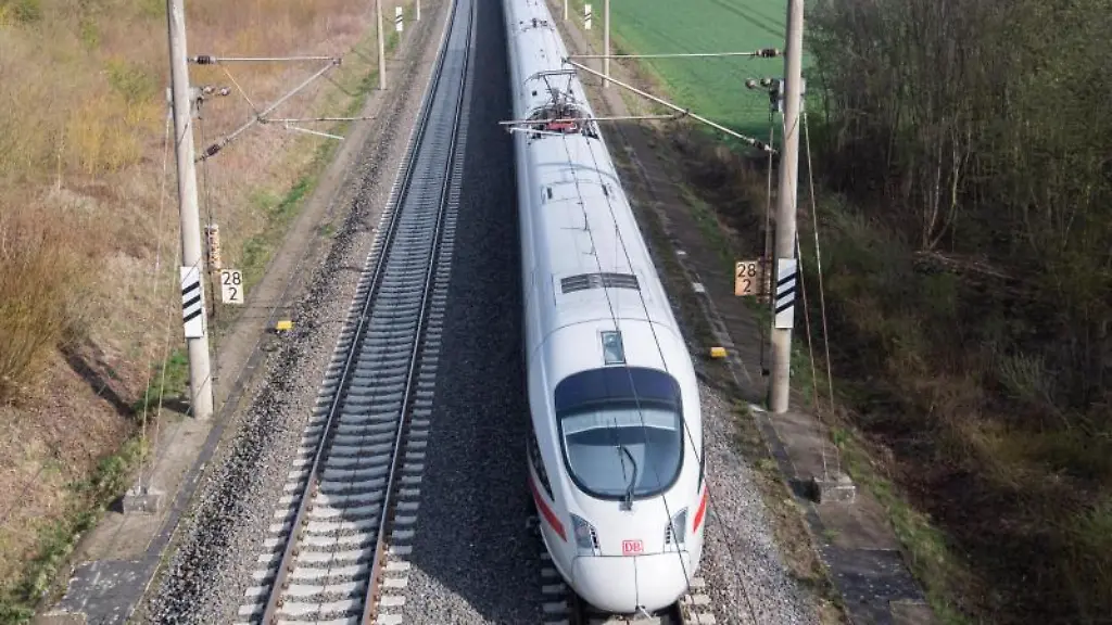 Ein-ICE-der-Deutschen-Bahn-faehrt-durch-eine-Landschaft