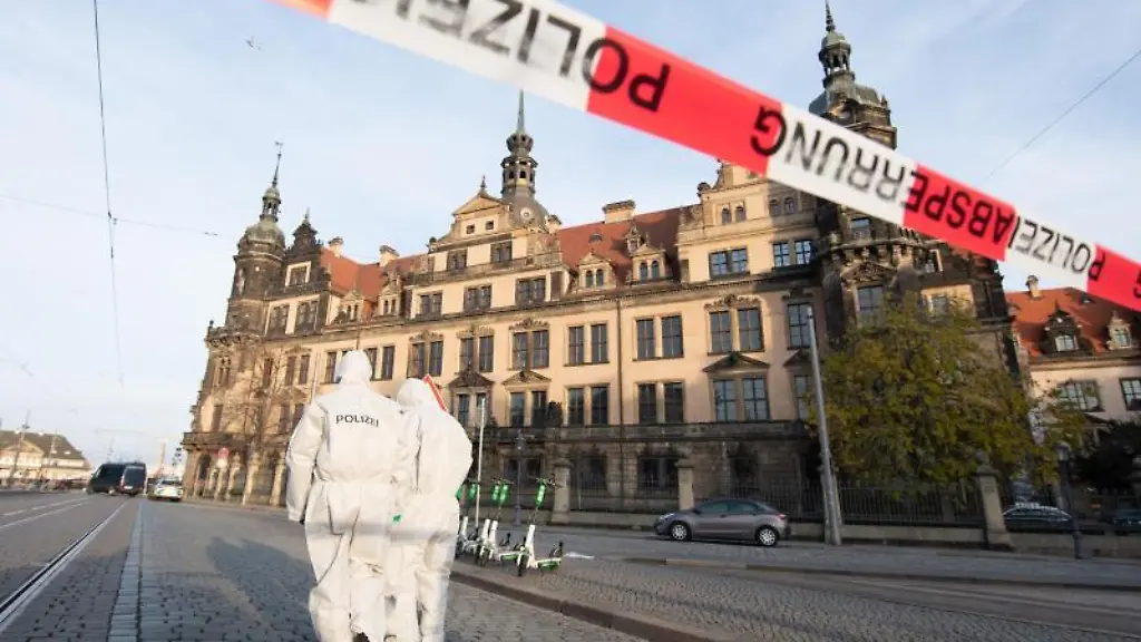 Mitarbeiter-der-Spurensicherung-vor-dem-Residenzschloss-mit-dem-Gruenen-Gewoelbe-hinter-Absperrband