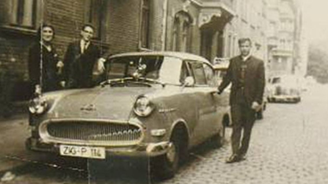 Herr Alfred B. machte bereits 1962 auf einem Opel Olympia seinen Führerschein. Ein richtiggehend historisches Bild des wunderbaren Opel-Modells.